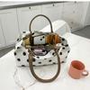 Diese vielseitige Polka-Dot-Tragetasche ist eine schlichte, lässige und geräumige Umhängetasche, perfekt für den Weg zur Arbeit und ein unverzichtbares Alltagsaccessoire.