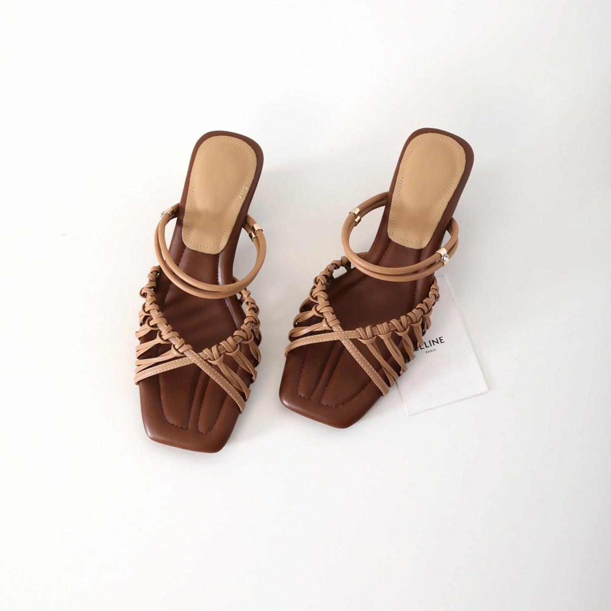 

Версия из овчины~ Праздничный стиль, плетёное полое слово с крутыми шлёпанцами, женская верхняя одежда, квадратный носок, темпераментные клиновые сандалии 40