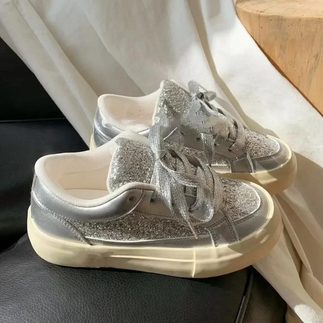 

Модные летние женские блестящие низкие кроссовки, новые туфли на шнуровке и платформе для увеличения роста, для женщин, повседневная женская обувь для ходьбы 40 серебряный