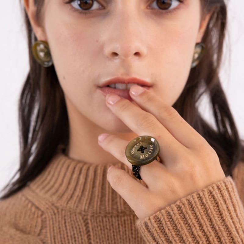 MERRYMOTIVE Merry,Motive Signature Button with Knit Ring (Khaki)