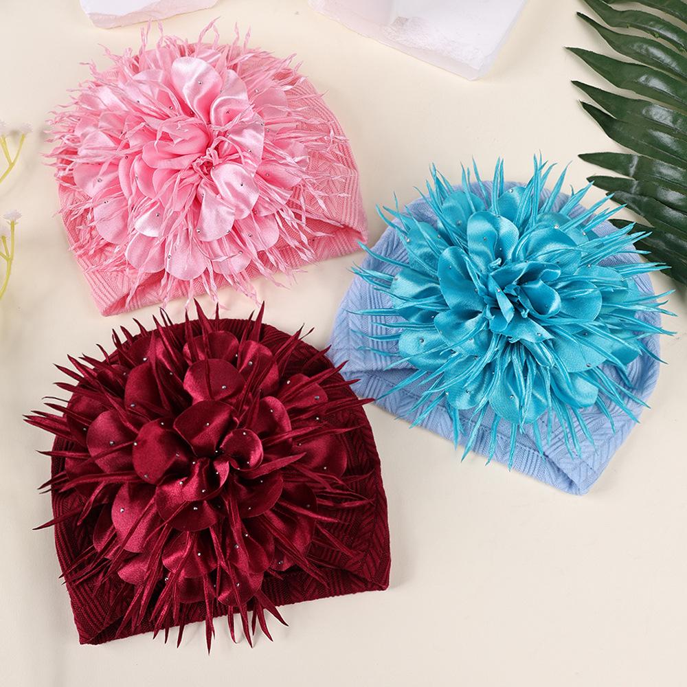 Cappello per la protezione della fontanella per bambini con fiore di camelia e strass