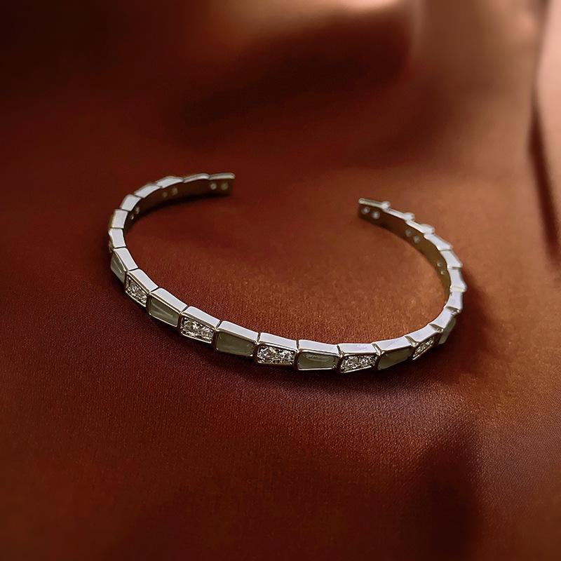 

Изысканный браслет из ракушек и цирконов в форме цветка – модные украшения высокого класса для потрясающего образа