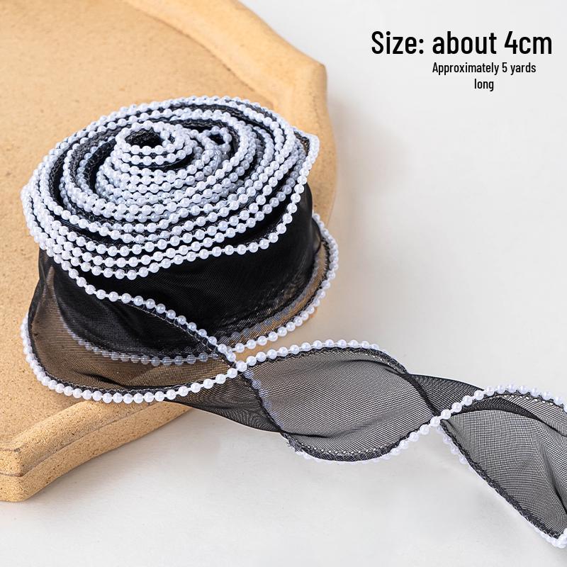 Minimalistischer Tulpen-Kuchenaufsatz mit frischen Blumen und Band für den Muttertag oder Geburtstag