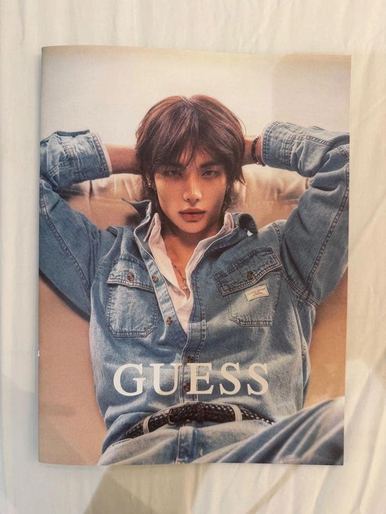 Guess STRAY KIDS HYUNJIN KOREA POP-UP Lookbook Torba z plandeki Dżinsowa czapka Breloczek
