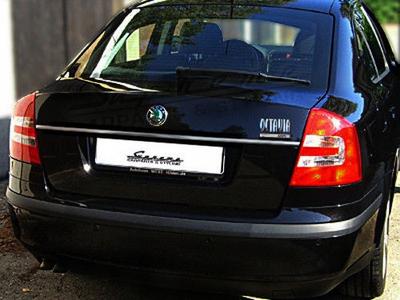 Skoda Octavia II 04-09 - Krom baklucka - Accent baklucka - Premium bil bakre detalj - Shine Enhancer NAD