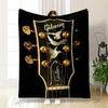 Pássaros voando gravados em uma headstock de guitarra preta com detalhes em dourado. cobertor para todas as estações manta para pausa para almoço presente