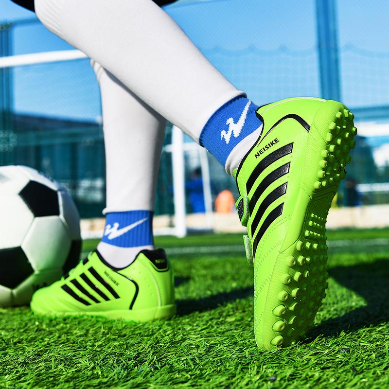 28-38 Stoßdämpfende, rutschfeste, verschleißfeste Klettverschluss-Kurznagel-Outdoor-Fußballschuhe, die Kinderschuhe trainieren