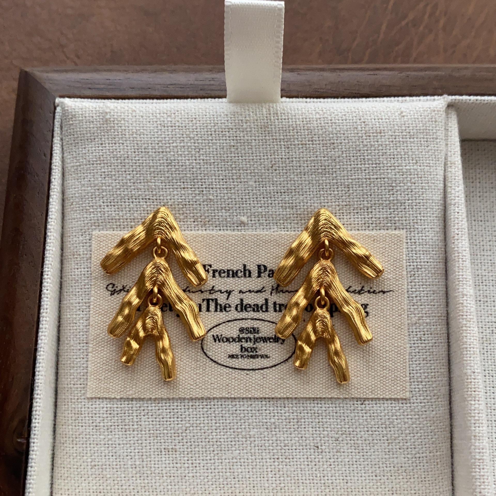 

Retro light luxury three-dimensional branch leaf stud earrings smooth polished fashion earrings art niche high-end daily earrings