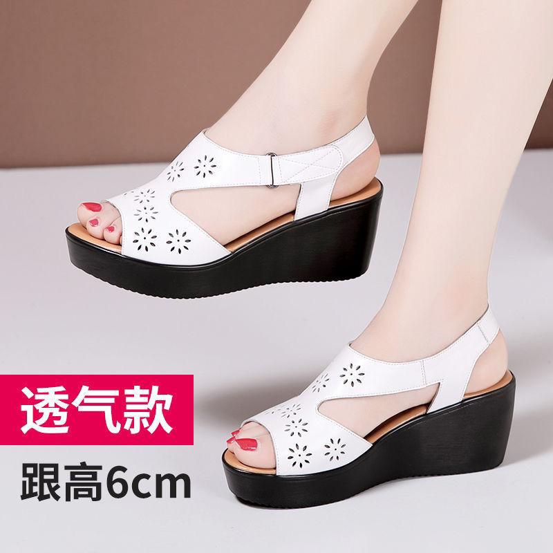 

Босоножки на танкетке из натуральной мягкой кожи, женская новая летняя одежда, толстая подошва, полые водонепроницаемые туфли для стола с кексами, мягкая подошва для мам 35 белый