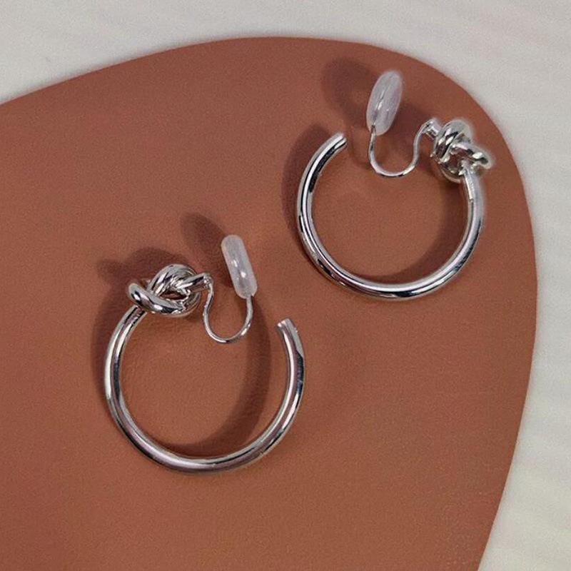 

Female Hong Kong Style Cool Temperament Knotted Big Circle Ear Clips срібний
