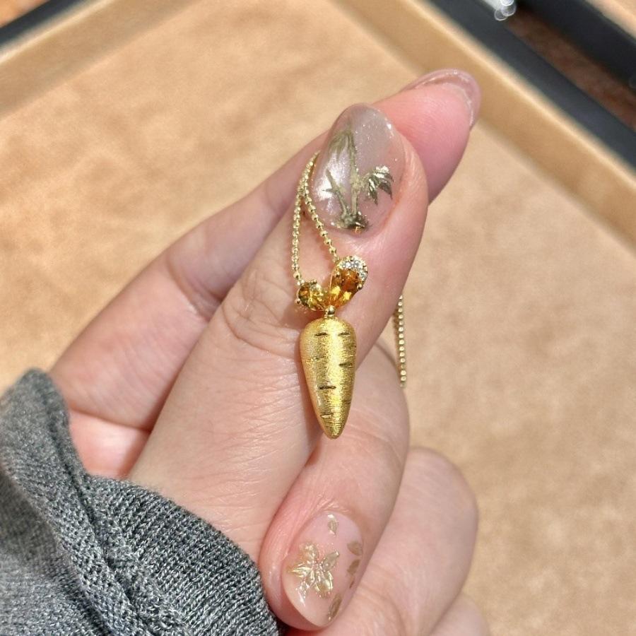 Light luxury zircon brushed carrot pendant necklace niche design neck chain unique versatile collarbone chain