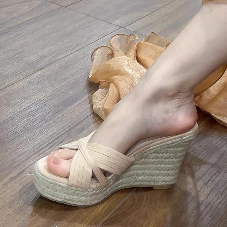 Summer slippers women's fashion and beauty, straw woven wedge sandals are not tired of feet, one word with beach shoes 2025