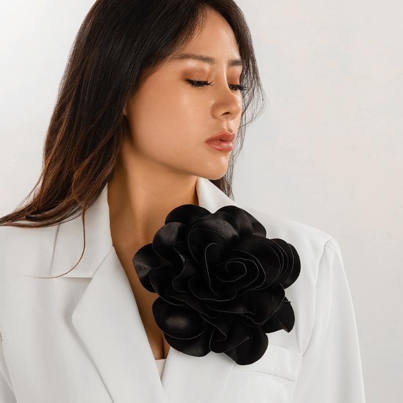 Stilvolle und praktische Stoffblumenbrosche Auffälliger Anstecker mit großer Blume Zarte Stoffblumenbrosche Nadel Accessoire