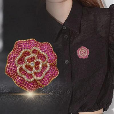 Elegante Kamelien-Rosenbrosche: Leichte Luxus-Anstecknadel für Anzüge & Pullover