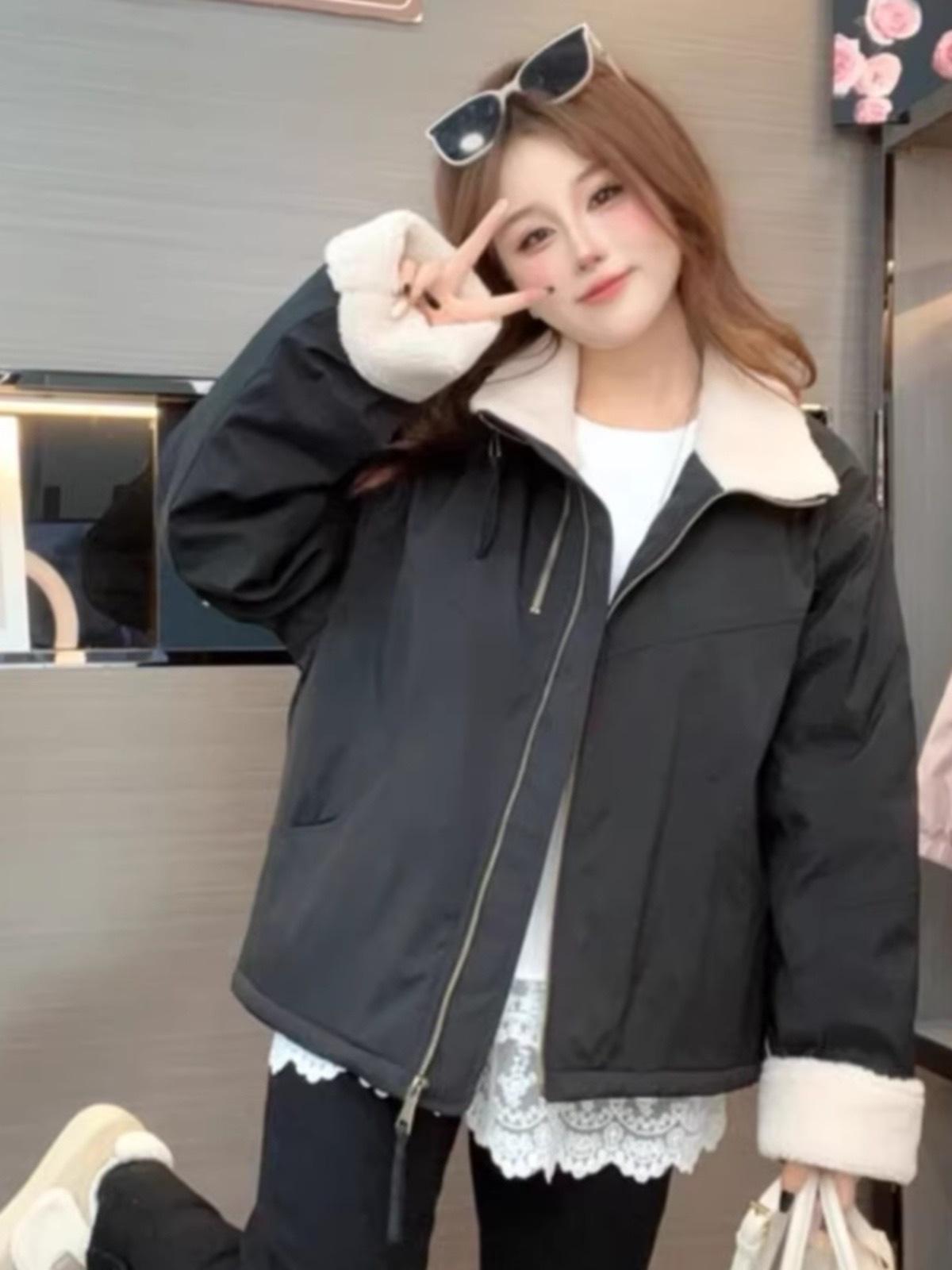 

Short stand-up collar lamb wool pie overcomes women s 2025 autumn and winter new loose and thin small cotton jacket M чёрный