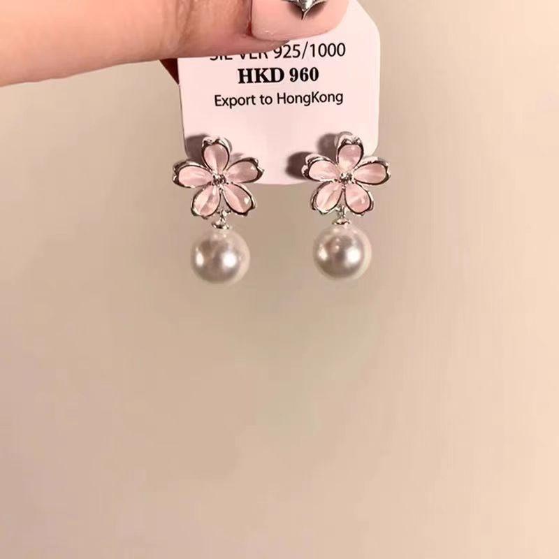 

Design sense 111 silver needle fresh and sweet flower earrings, temperament fashionable and high sense petal pearl stud earrings 925 silver needle