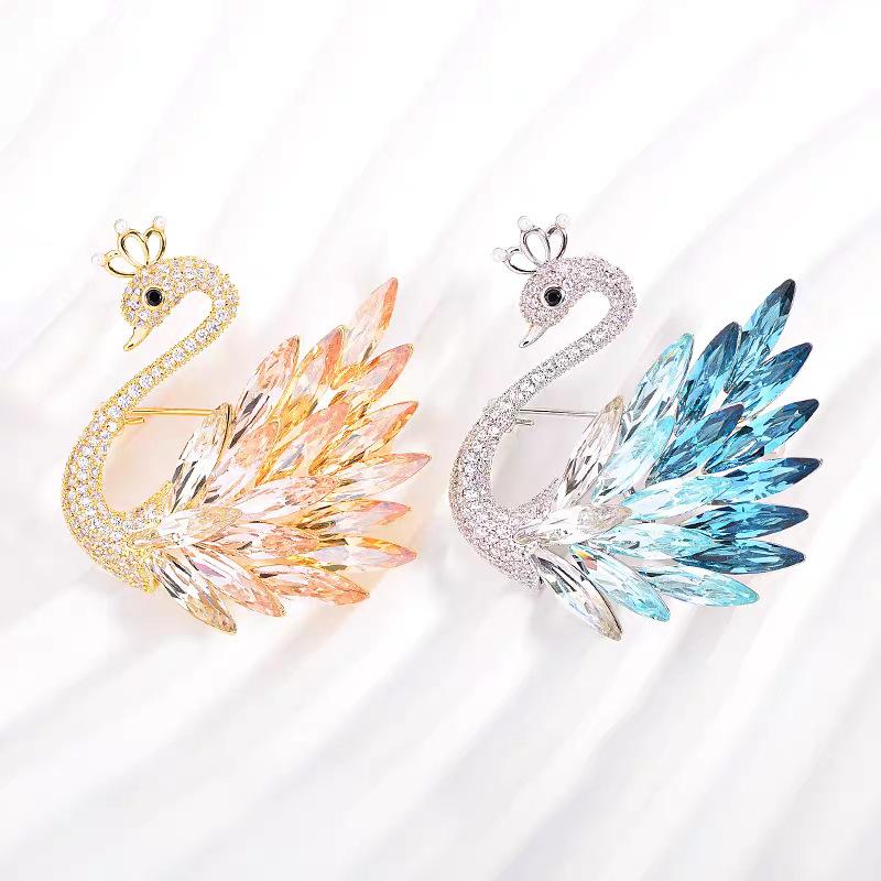 Crystal Swan Brooch Women Luxury Fashion Gradient Wing Pin Elegant Wedding Evening Suit Coat Accessory Jewelry Gift