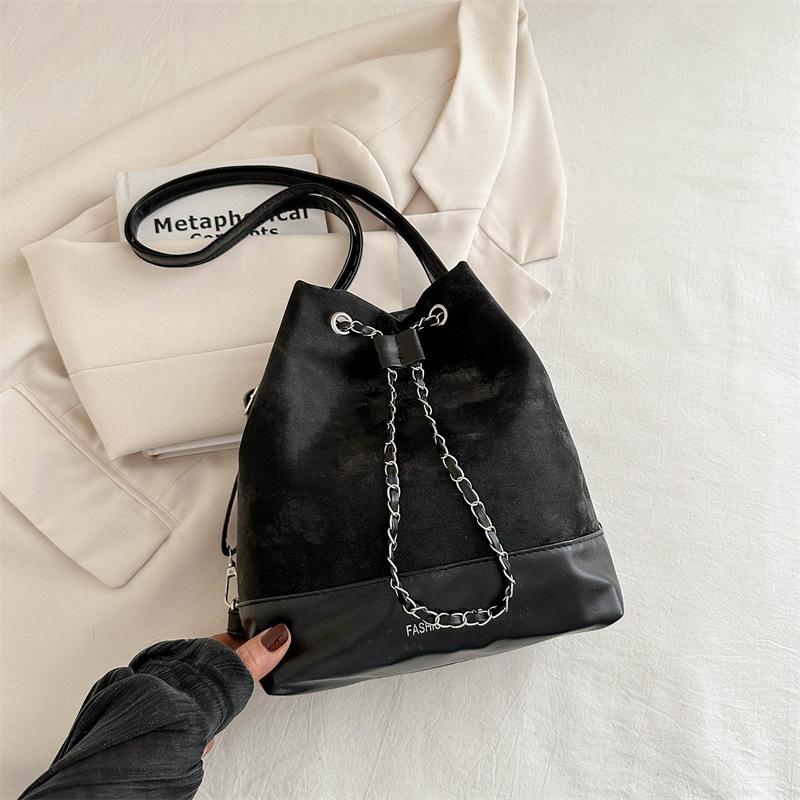 

Новая красивая персонализированная повседневная сумка-ведро корейской версии, модная женская сумка 2024 года, летний простой рюкзак с цепочкой чёрный