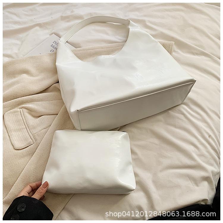 

Fashion retro armpit big bag 2025 new summer popular oil wax pitot bag large capacity commuter shoulder bag білий