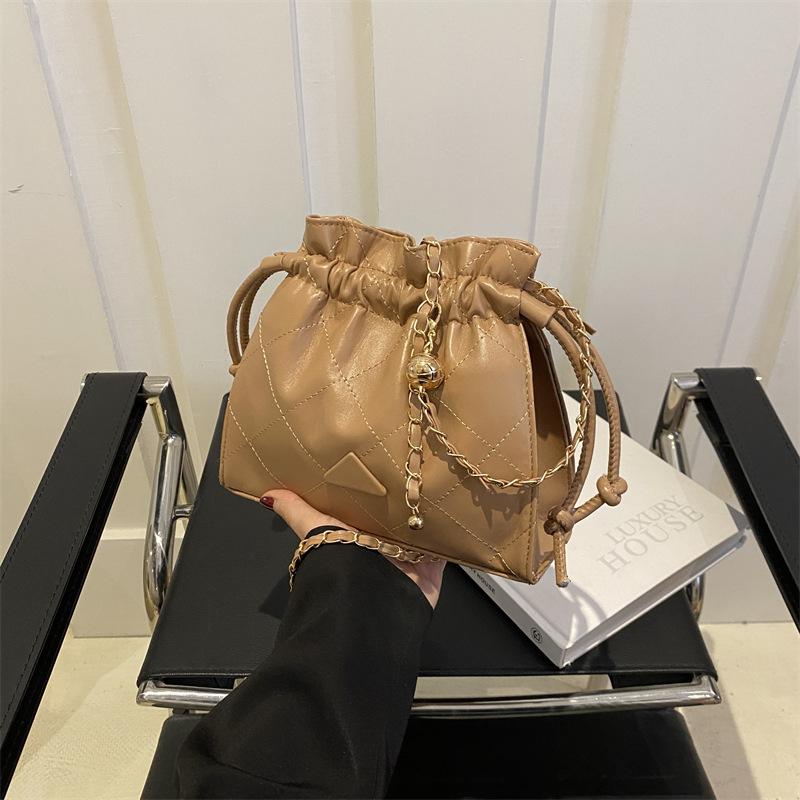 

Сумка на ланцюжку Xiaoxiangfeng у формі ромба Корейська іноземна газова сумка-відро 2024, нова жіноча сумка на одне плече з ремінцем хакі