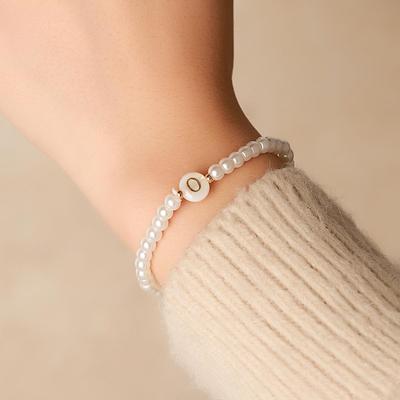 Bracciale Elastico Versatile di Perle Imitazione: Ciondolo con 26 lettere per donne