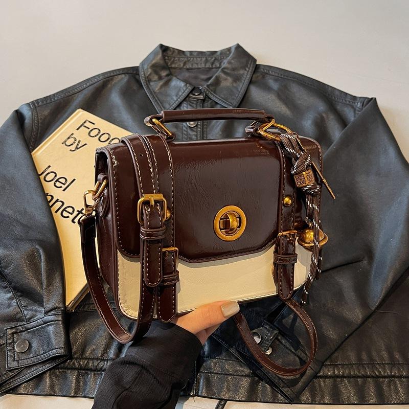 Super fire small bag women's autumn and winter versatile 2025 new retro messenger messenger bag fashionable portable Cambridge small square bag