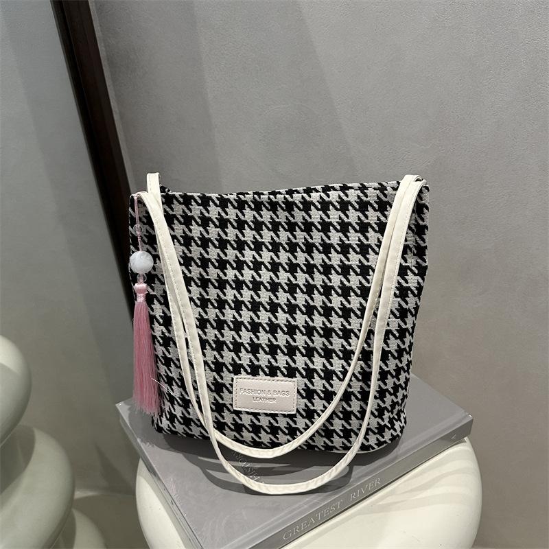 

Spring and summer new trendy versatile bucket tote bag large capacity casual and beautiful hand bag woman