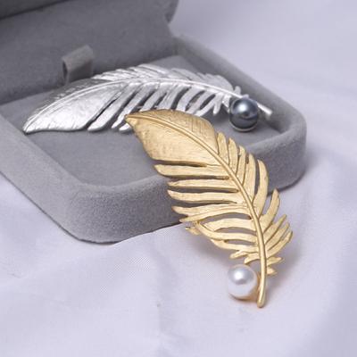 Yousheng Faux Feather Shape Faux Pearl Decor Brooch Matte Electroplating Retro Shawl Coat Pin Fashion Accessories