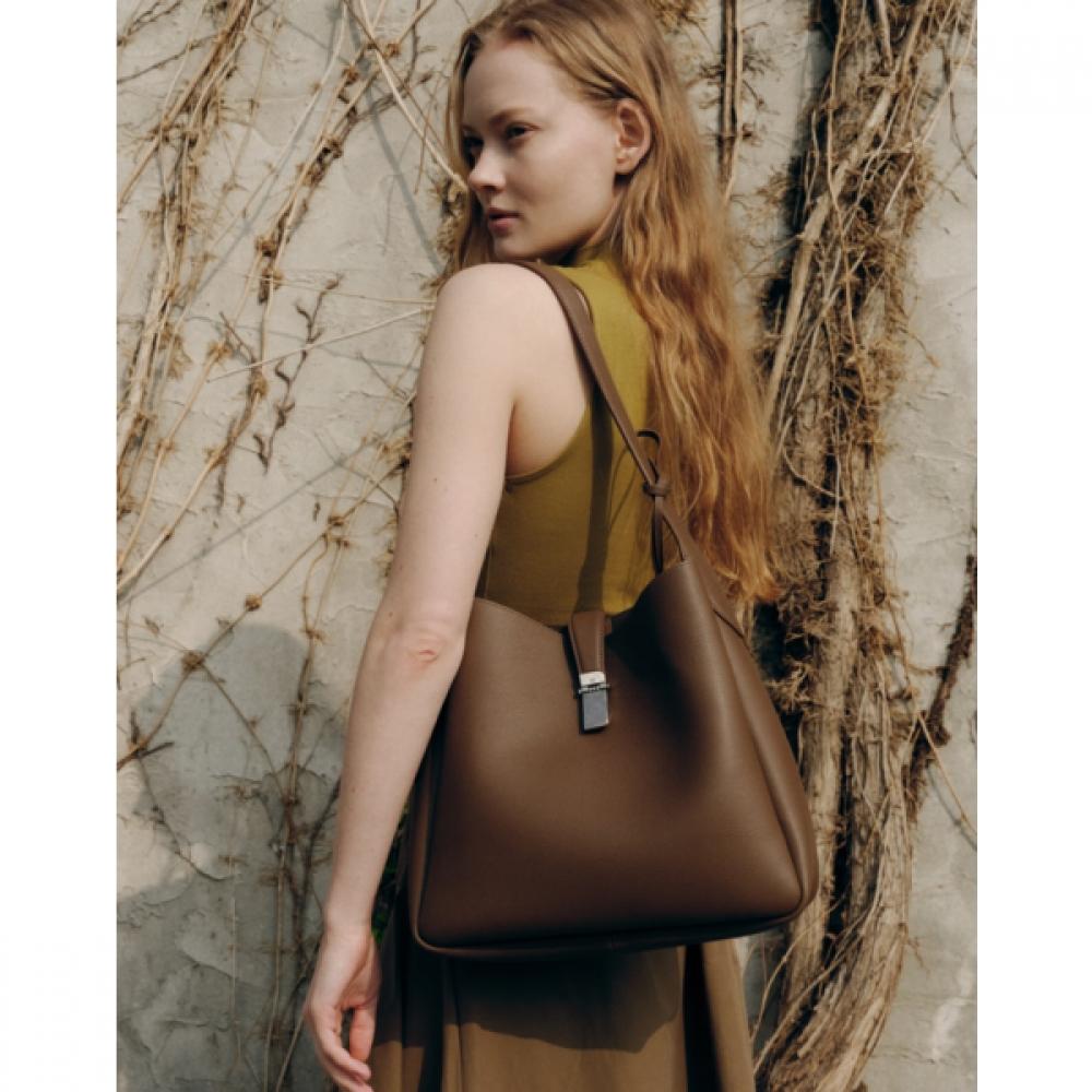 

Daks Brown Genuine Leather House Check Decoration Point ShouLder Bag L Single option