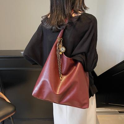 Sac grande capacité sac pour femme 2025 automne et hiver nouveau simple cuir souple épaule aisselle sac style rétro messager de voyage