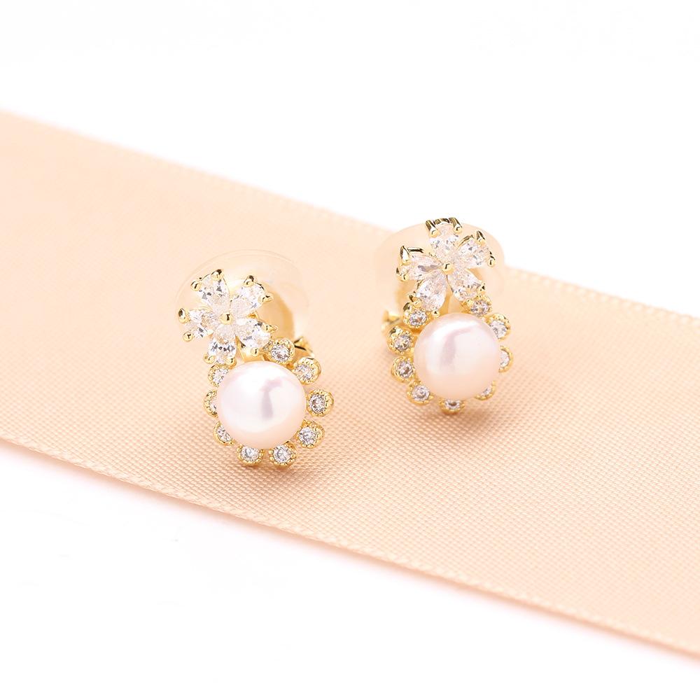Sweet and Simple, Micro-inlaid Zircon Daisy Earrings, Gold-plated, Versatile, Ear-piercing, Ear Clips, Freshwater Pearl Earrings, Women's Earrings