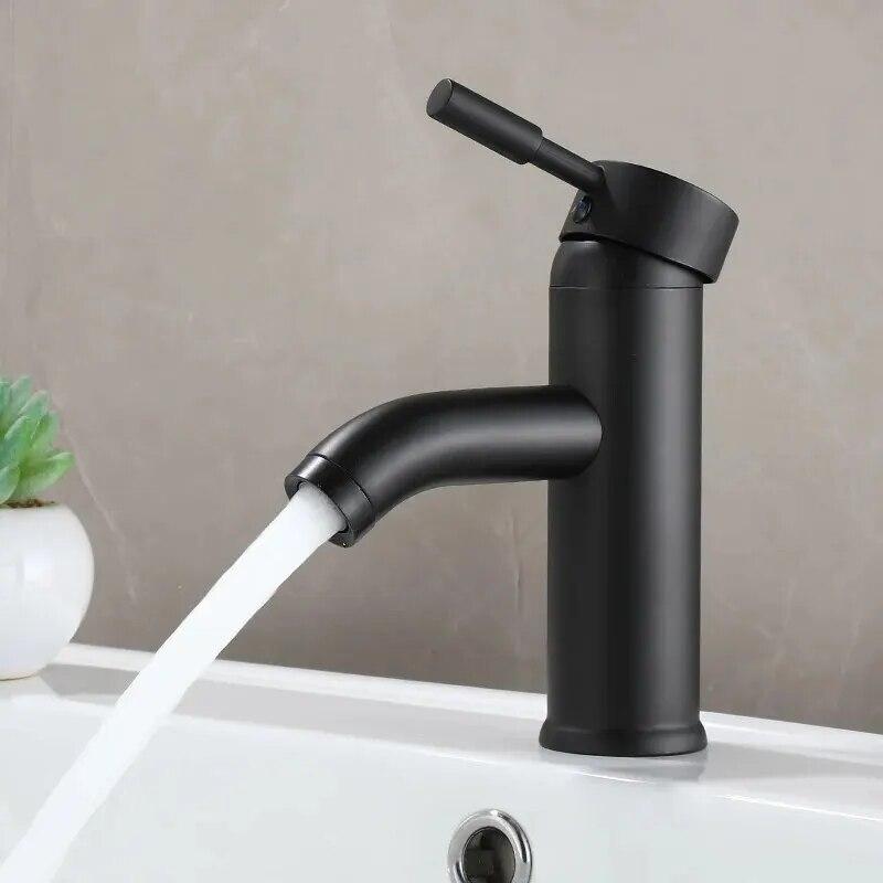 Czarny, minimalistyczny styl łazienkowy, bateria zlewozmywakowa z ciepłą i zimną wodą, bateria umywalkowa ze stali nierdzewnej