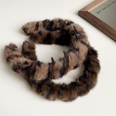 Korean Retro Leopard Print Plush Headband with Teeth – Non-Slip Hair Accessory for Women, Autumn/Winter Fashion.