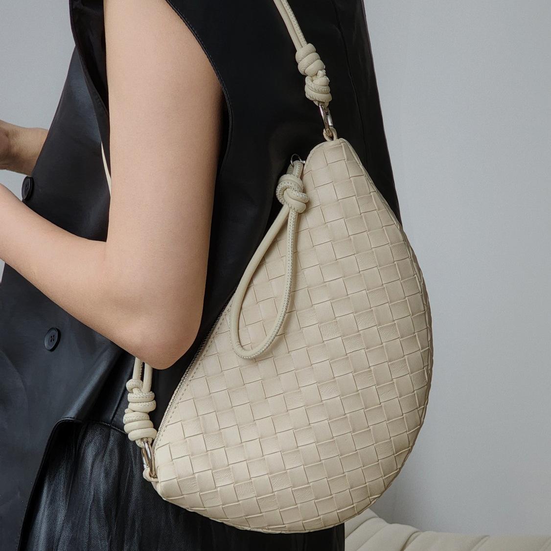 

Вязаная сумка через плечо из коровьей кожи, повседневная сумка через плечо, модный тренд, сумка на плечо, женский рюкзак для поездок на работу 30x6x17cm белый