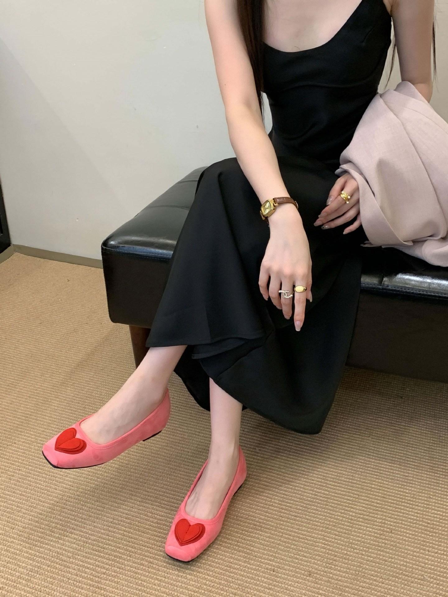 

2025 early autumn new Korean version temperament suede love square head soft sole inner height increase single shoe 35