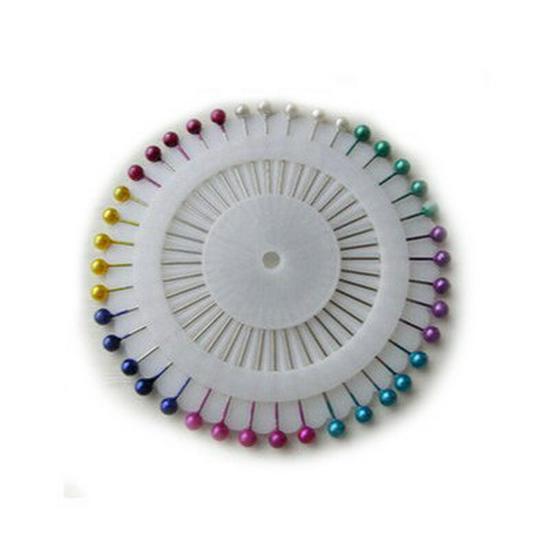 DIY-Schmuck-Werkzeugset: Spitzzange, Schere, Materialien für handgefertigte Ohrringe.