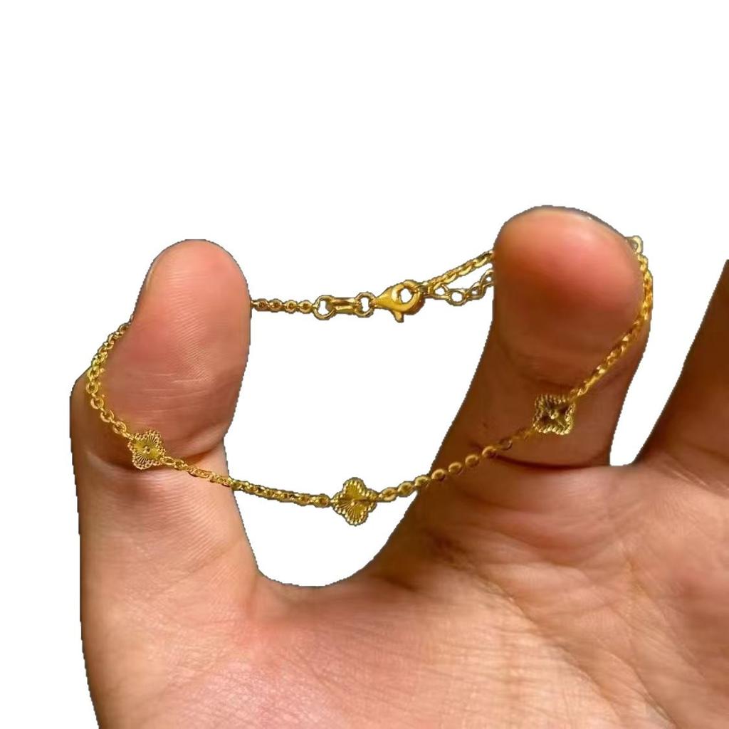 Luxuriöses goldenes vierblättriges Kleeblatt dreiblättriges Blumenarmband für Damen Einzigartiges Design Vielseitig Hochwertiges Gefühl Handschmuck