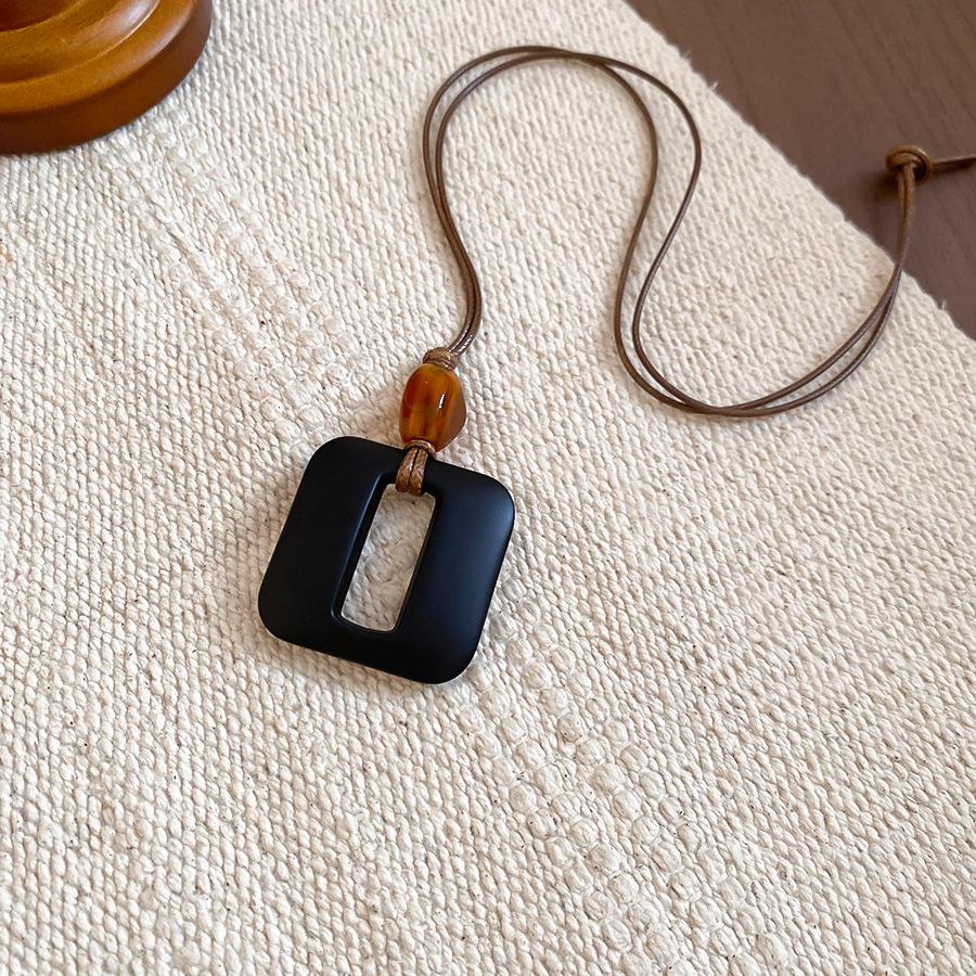 Artistic Retro Resin Heart Necklace: Simple, Fashionable, Versatile Sweater Chain with a High-Class Feel.