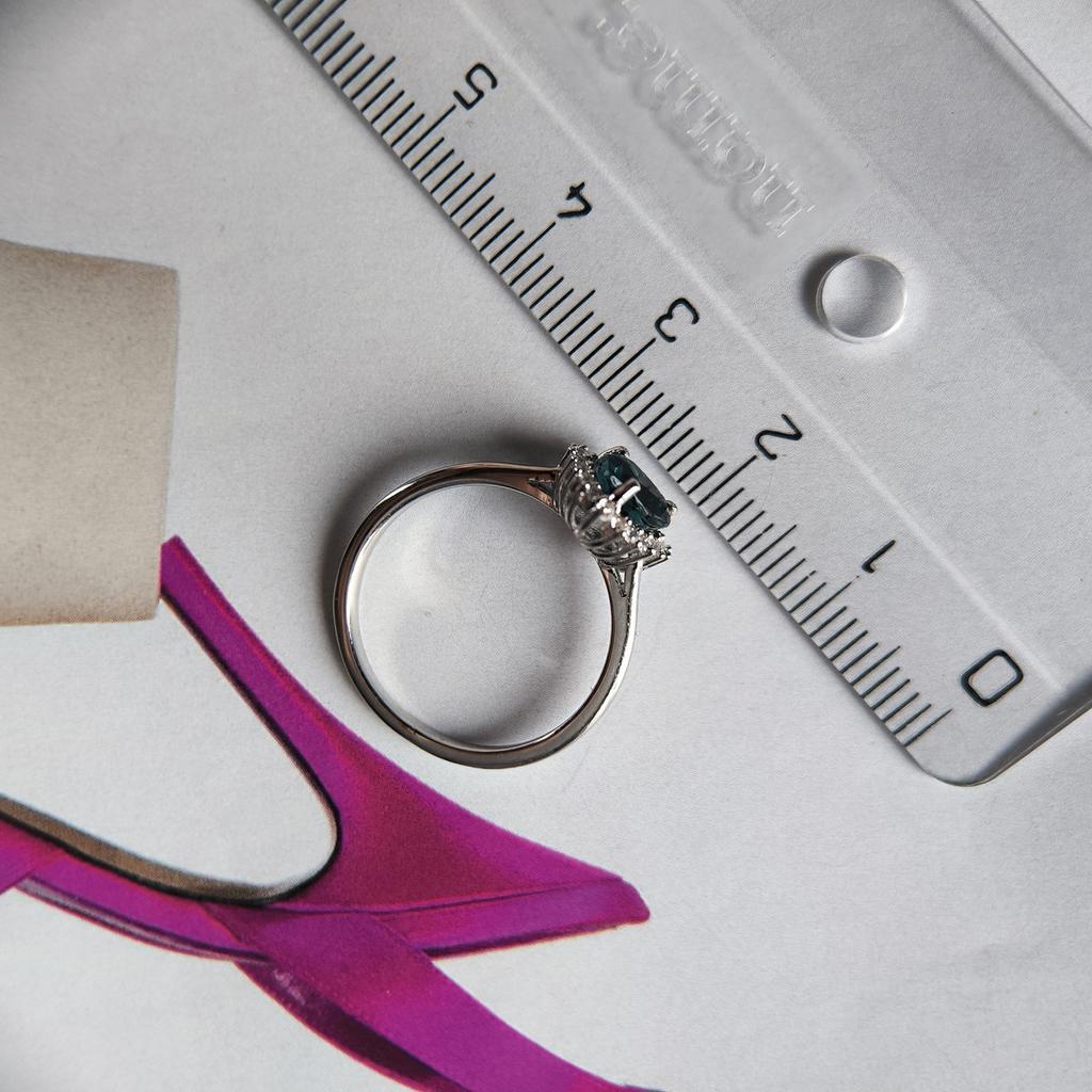 Серебряное кольцо с топазом Лондон Блю 0.945ct, фианитами, вес изделия 2,07 гр (2204572)
