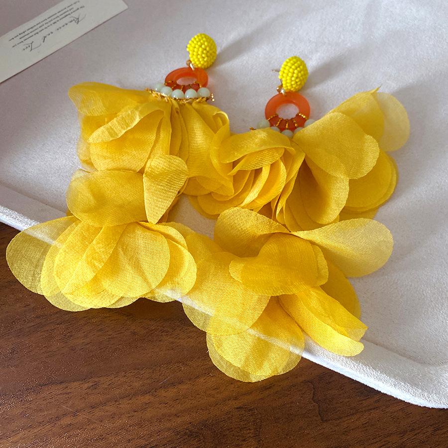 

Seaside vacation style yellow petal fringed earrings light luxury high-end stud earrings fashion simple dopamine ear jewelry