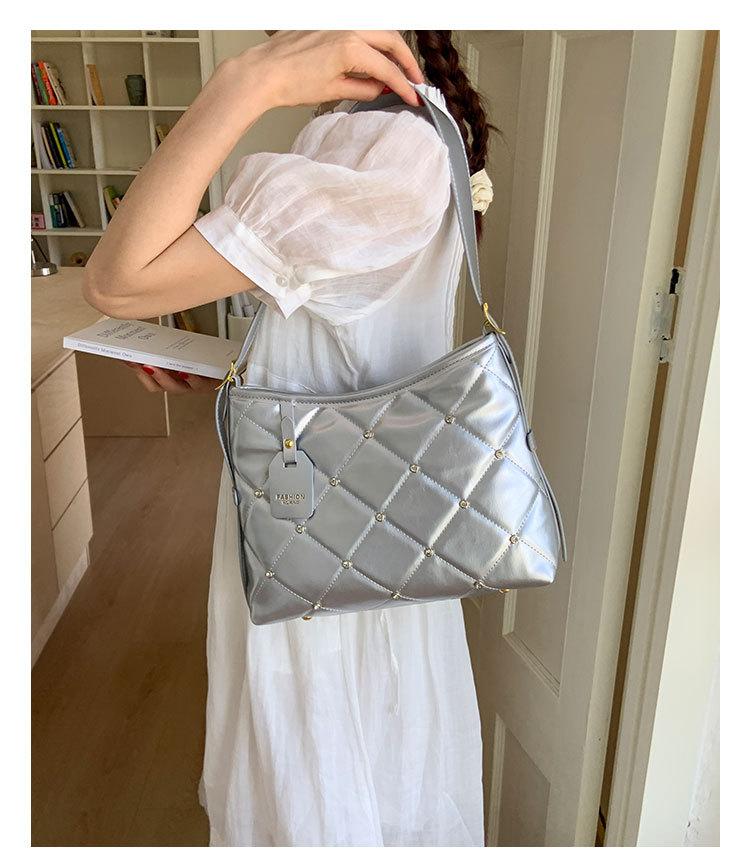 2025 summer new bag fashion diamond chain shoulder bag women s high value bucket bag foreign style messenger bag серебряный 2980₽