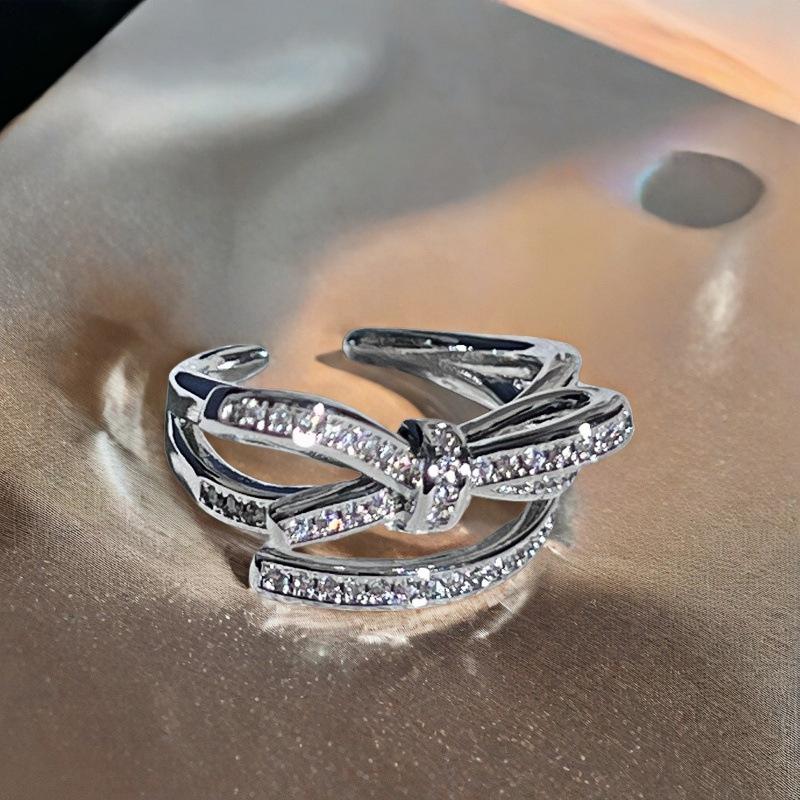 Luxuriöser Schlangenring mit vollem Diamantbesatz: Glänzende, Hochwertige Offene Kupfer Münze für Damen