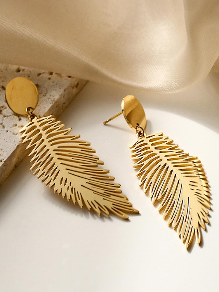 

Элегантные и красивые серьги из нержавеющей стали с декоративными перьями и цирконом идеально подходят для повседневной носки и в качестве подарков. золотой