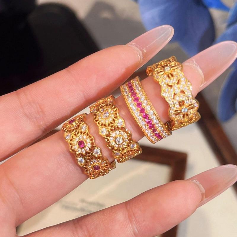 The Same Old Shop In The Gold Store Is Full Of Diamond Roses, Window Grilles, Vajra Pestle Rings, Retro Light Luxury Rubies Stacked With Wind