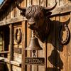 Rustikaler Hochlandrind-Hängeglöckchen, Harz-Willkommens-Türklingel im schottischen Stil mit klarem Klingeln, Außendekoration für Veranda, Garten, Bauernhof