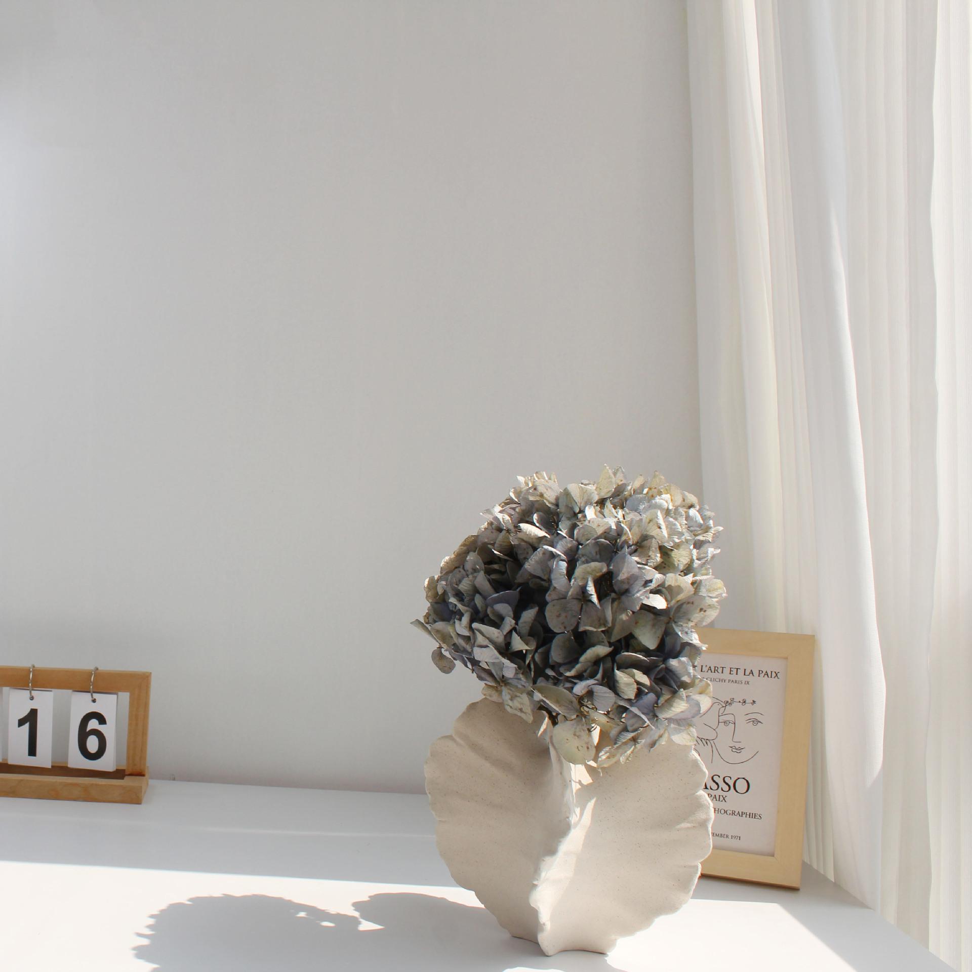 

Маленькая ниша, дизайнерская простая декоративная креативная керамическая ваза, Северная Европа, гостиная, проживание в семье, современное цветочное оформление