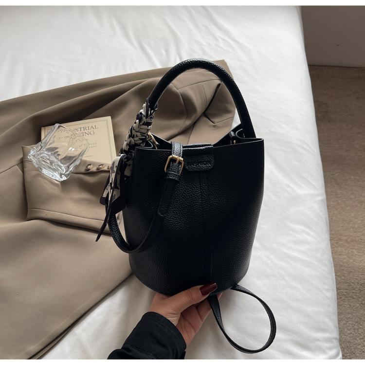 

Temperament Underarm bag Portable bucket bag Fashion new shoulder bag Casual solid color messenger bag