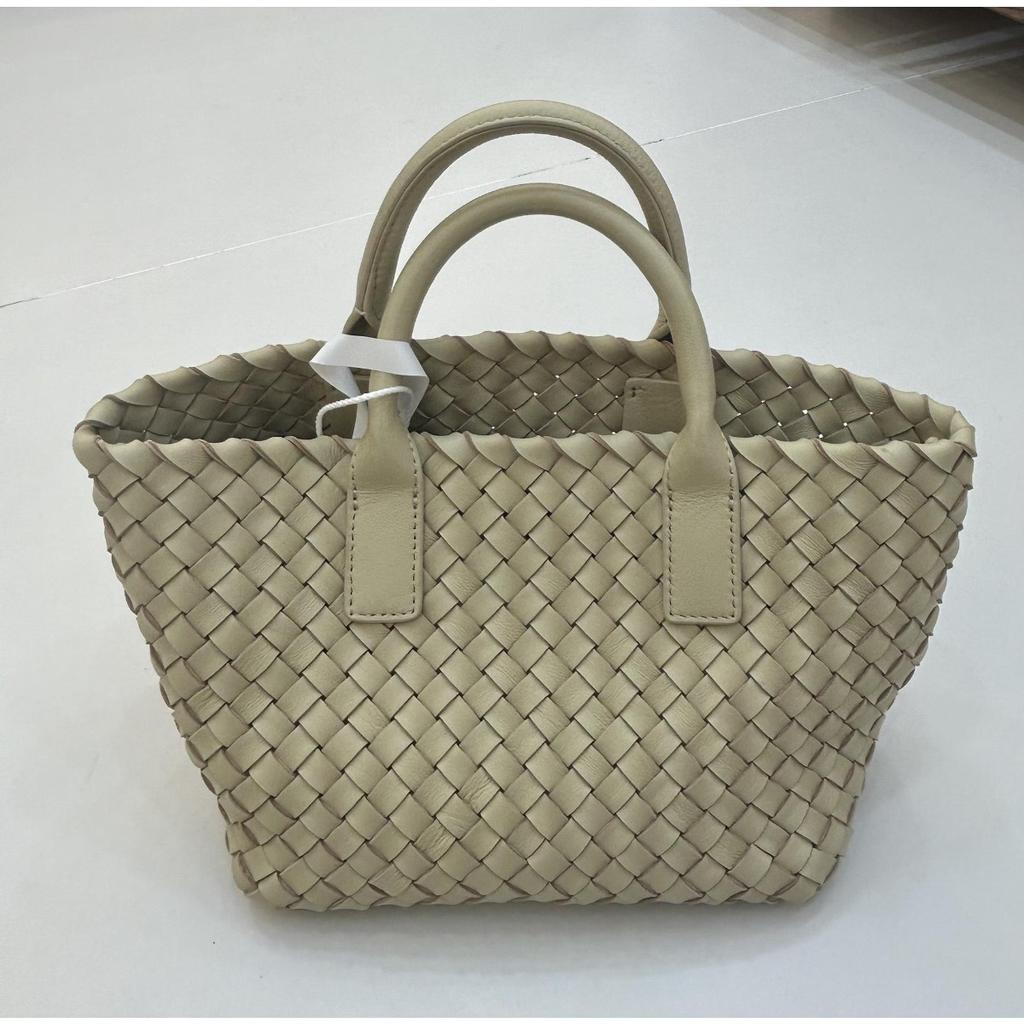 Fashion new lambskin hand-woven handbag wholesale casual versatile vegetable basket genuine leather women's bag messenger bag