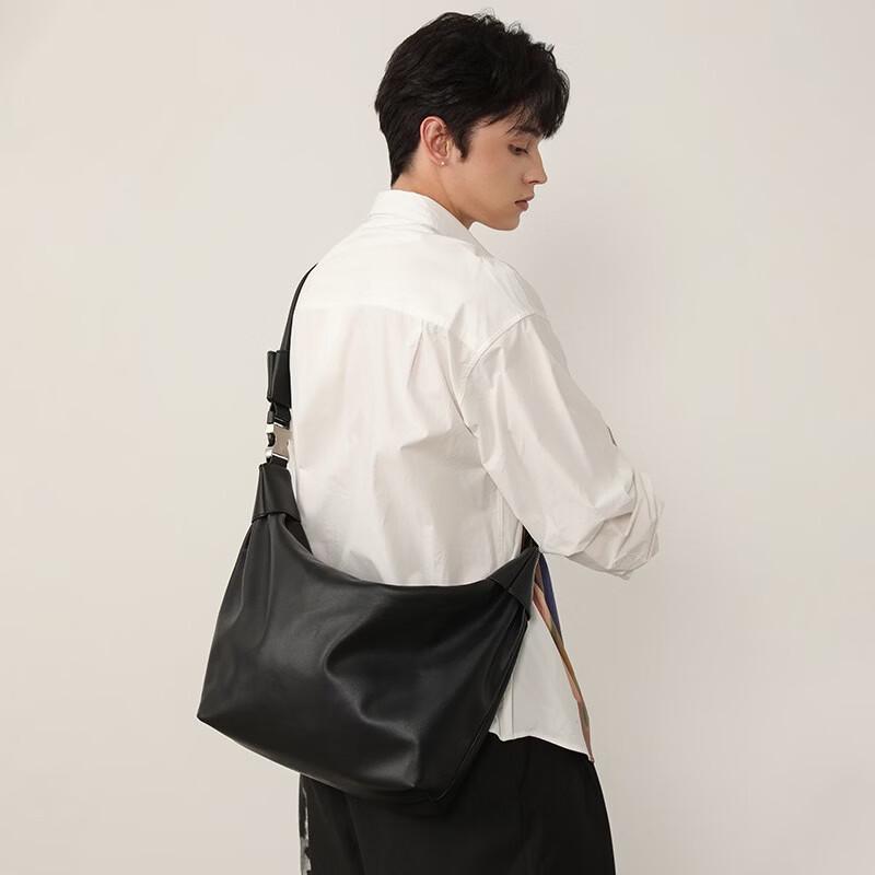 VICTORIATOURIST Men s Lightweight Casual Messenger Bag