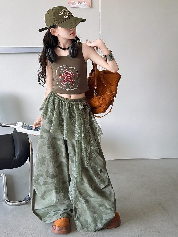 Dívčí americký styl: Vesta a široké kalhoty s maskáčovým vzorem - Trendy letní outfit pro street dance s krajkovým přehozem.